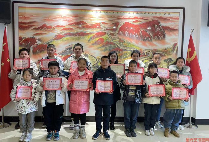 和顺县红领巾小记者站为参加“‘星光少儿’山西省首届青少年书画作品展”的获奖学生举